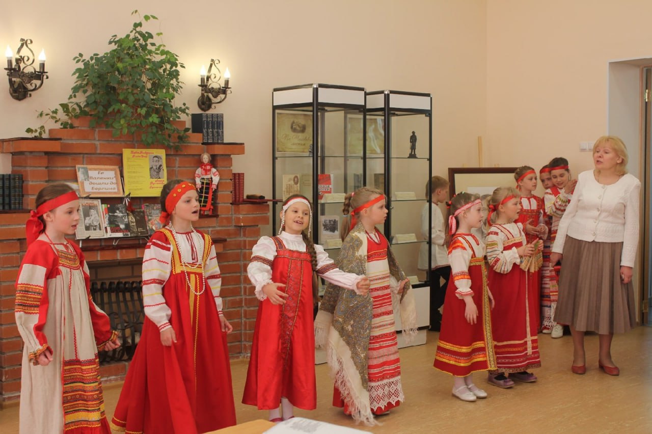 В серпуховской библиотеке состоится фольклорный концерт «Песни поются для радости»