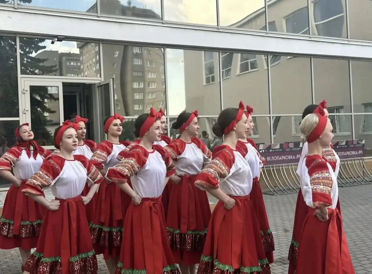 Во дворике ДК «Россия» состоялся концерт ансамбля «Россияночка»