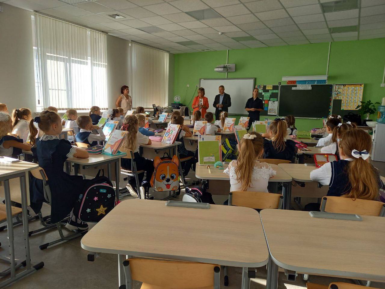 Школьники Серпухова сегодня начали день с урока о пользе ношения светоотражающих аксессуаров