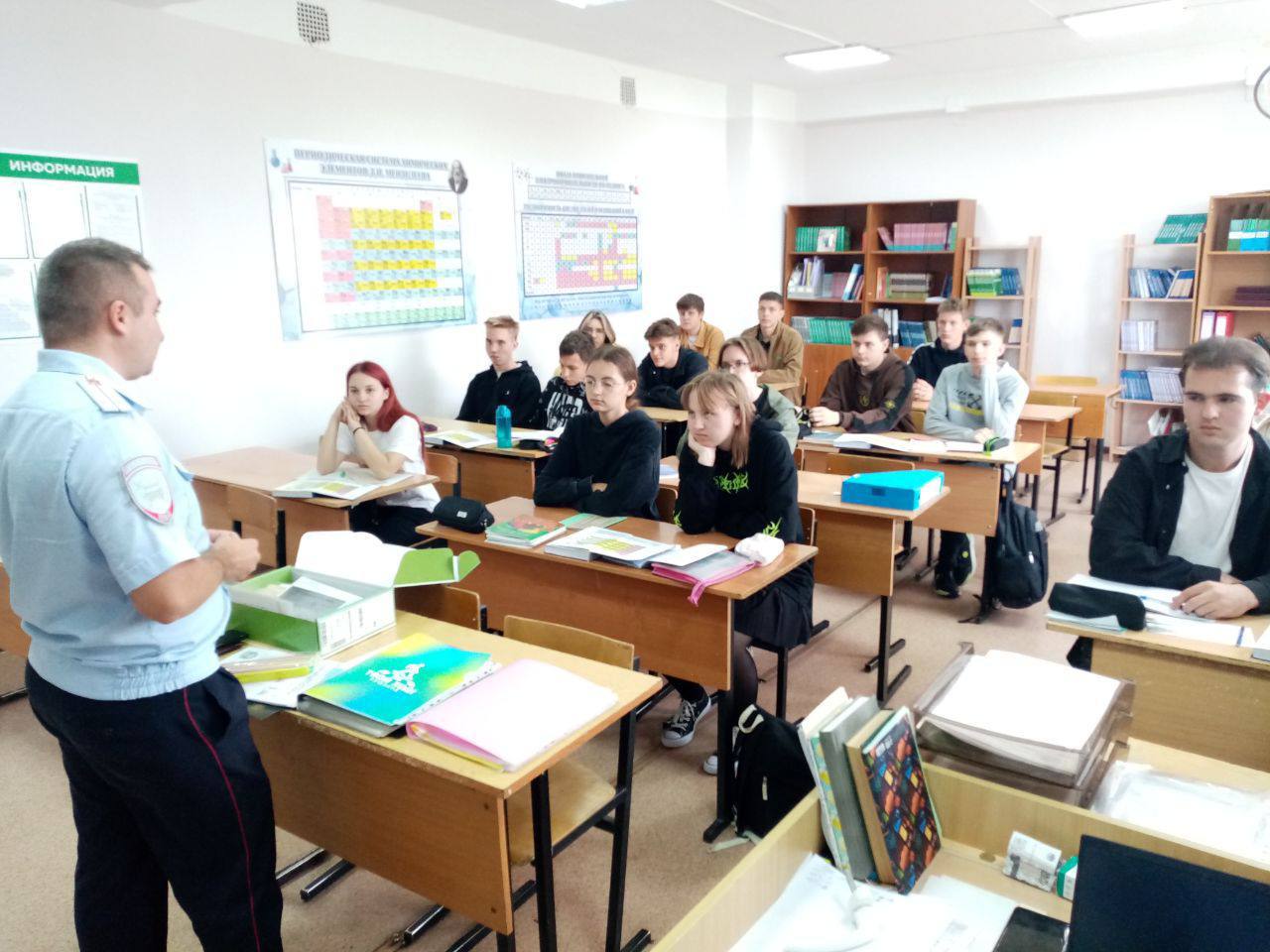 Со студентами Серпуховского колледжа встретились сотрудники Госавтоинспекции