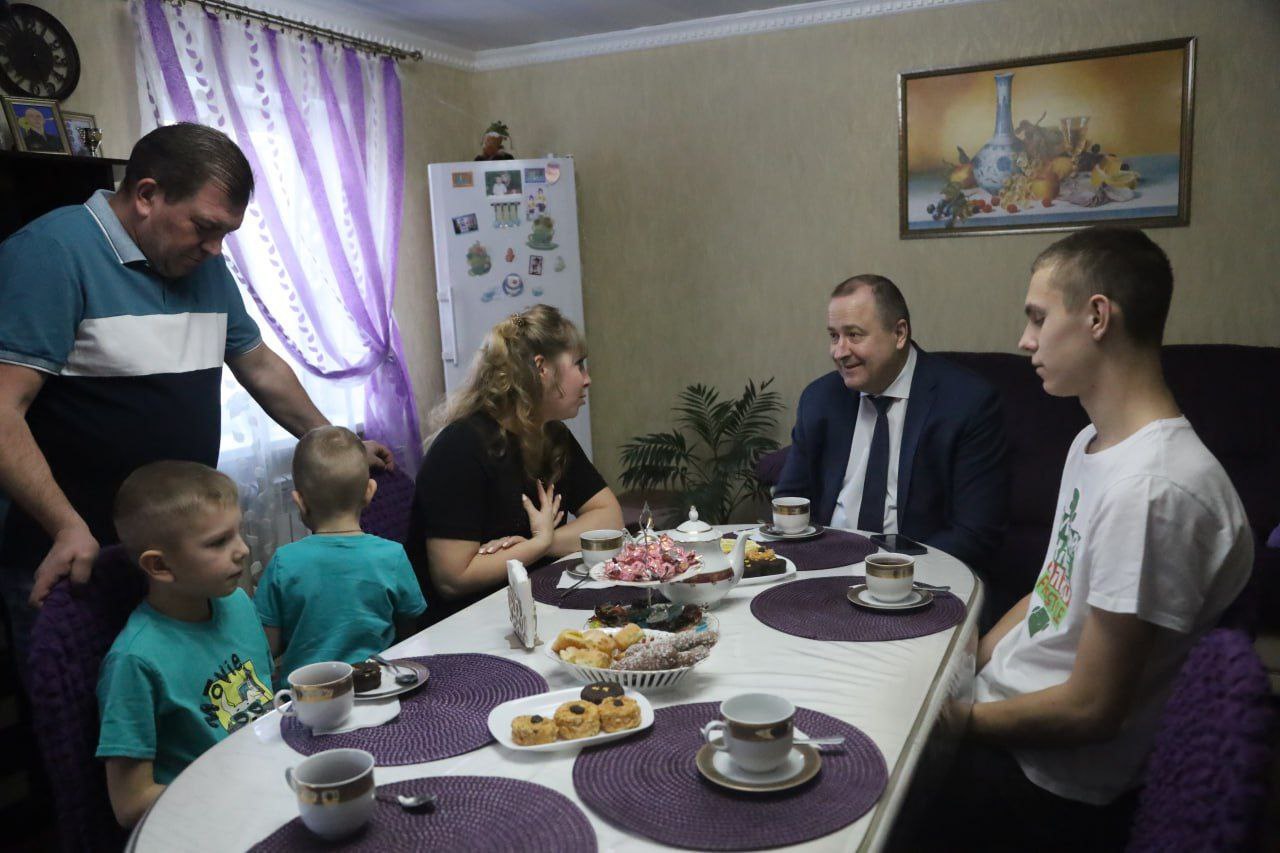 Глава Серпухова навестил многодетную маму, жену участника СВО Глава Серпухова навестил многодетную маму, жену участника СВО