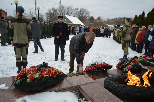 Пагөда на сегодня в среднеуранский. Вечный огонь на Соборной горе Серпухов. Вечный огонь битва за Москву. Серпухов возложение. Воинский мемориал на Соборной горе Серпухов.