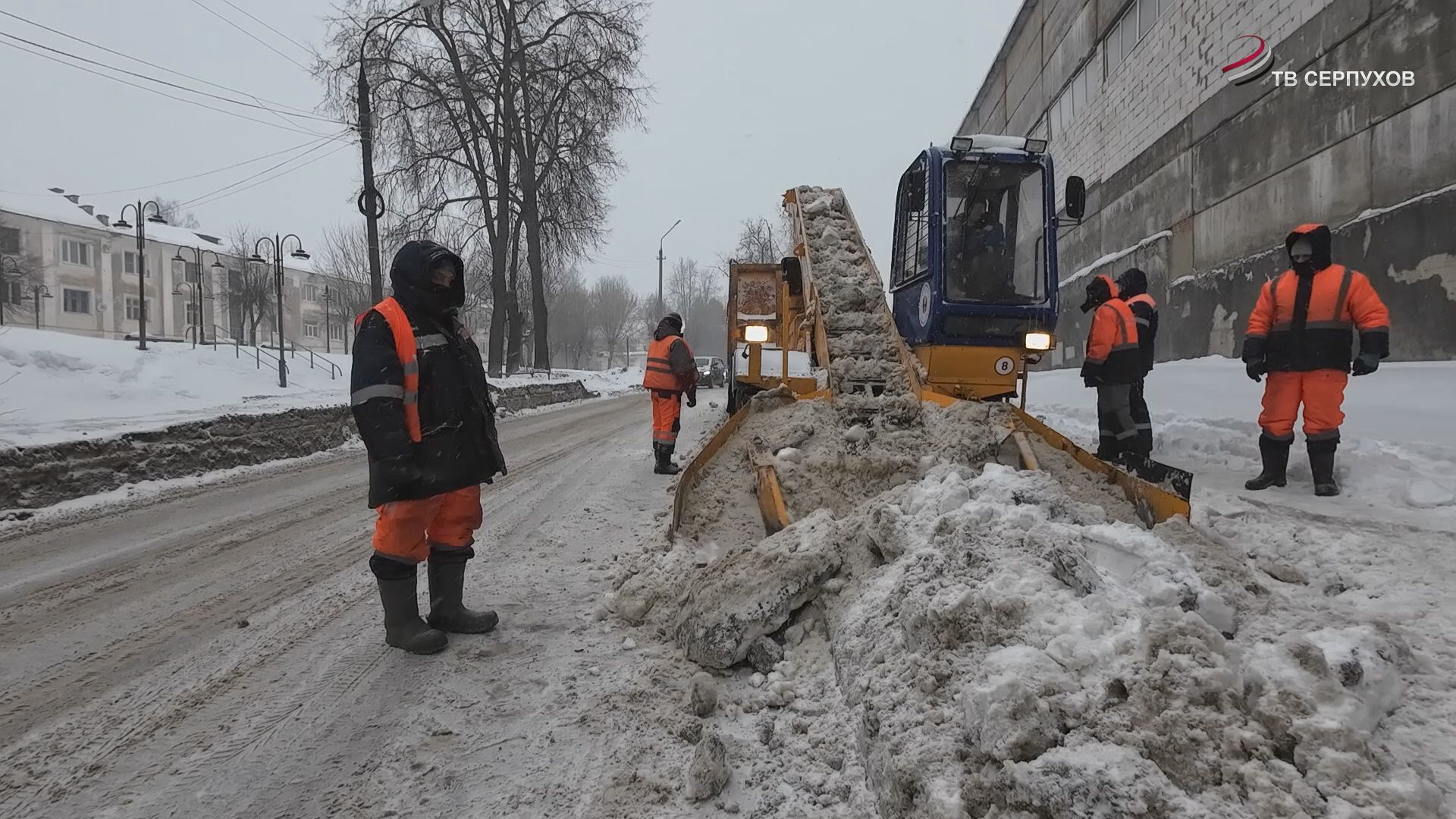 В Серпухове снег убирают круглосуточно