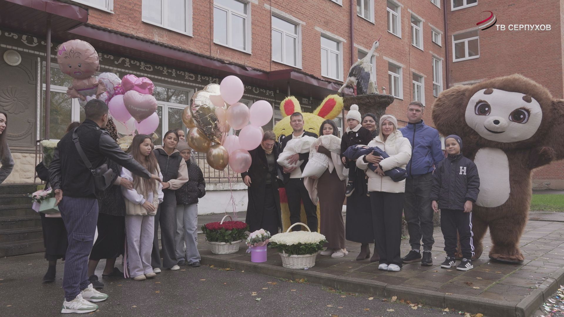 Из Серпуховского родильного дома сегодня были выписаны третьи в этом году двойняшки