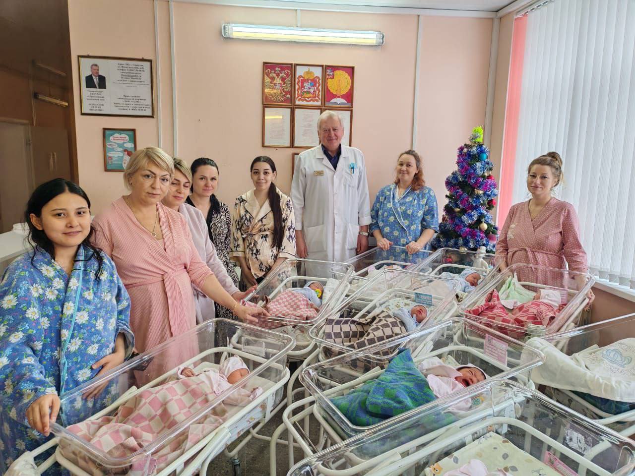 В Серпуховском роддоме показали, как наряжают родившихся в канун Нового года детей В Серпуховском роддоме показали, как наряжают родившихся в канун Нового года детей