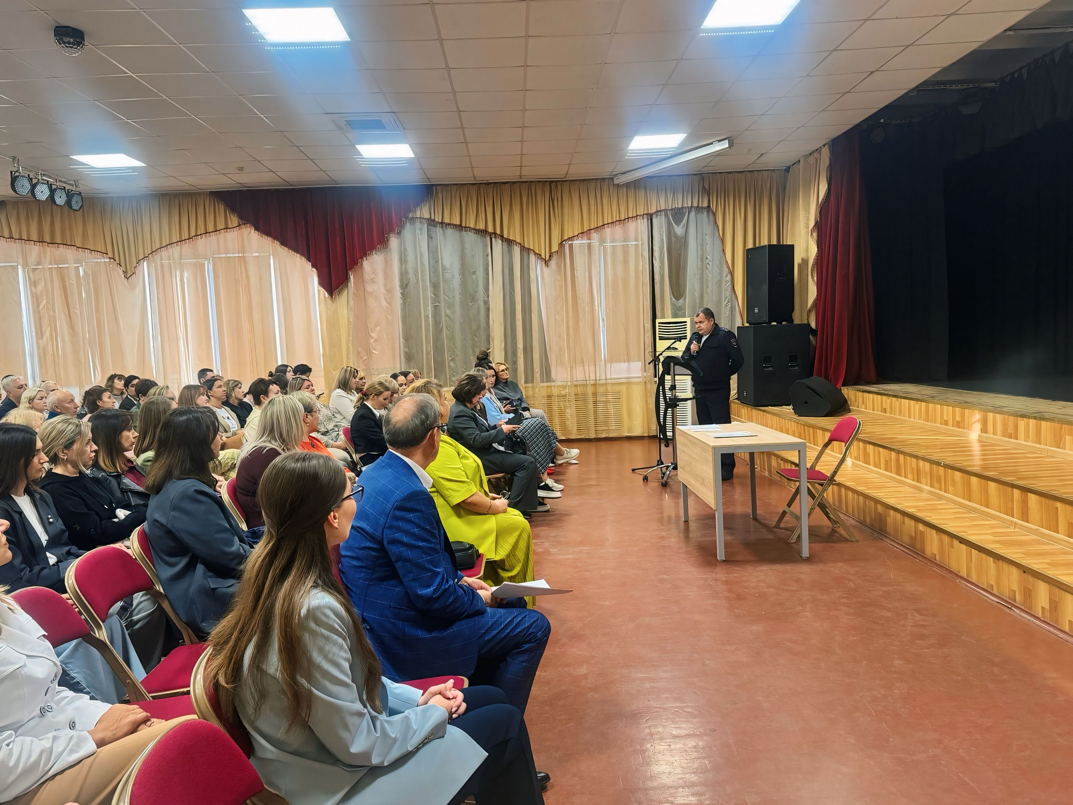 На родительских собраниях в школах Серпухова выступают сотрудники Госавтоинспекции