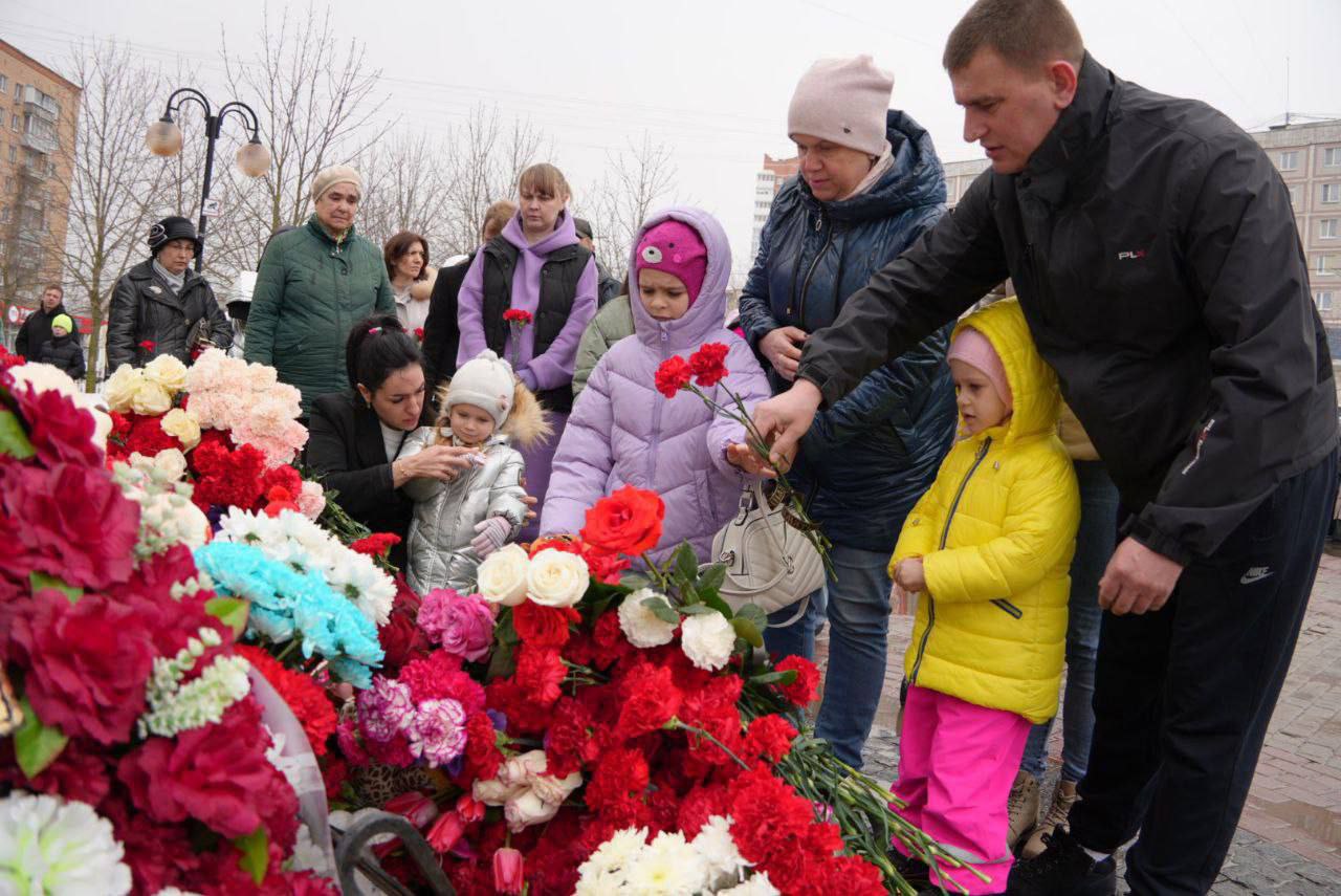 В Городском округе Серпухов прошли возложения цветов к мемориалам в память о жертвах теракта 22.03.2024 В Городском округе Серпухов прошли возложения цветов к мемориалам в память о жертвах теракта 22.03.2024