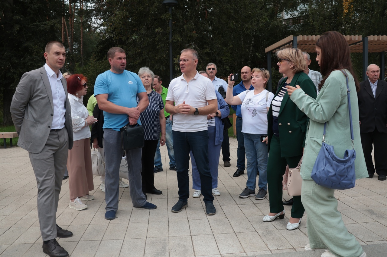 Депутат Госдумы Александр Коган осмотрел вместе с жителями Протвино результат благоустройства Лесного бульвара