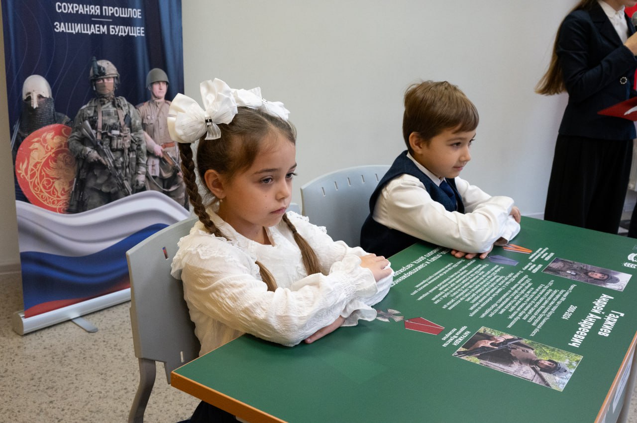 В Серпухове открыли 27-ю «Парту Героя» в честь погибшего участника СВО Андрея Гаджиева