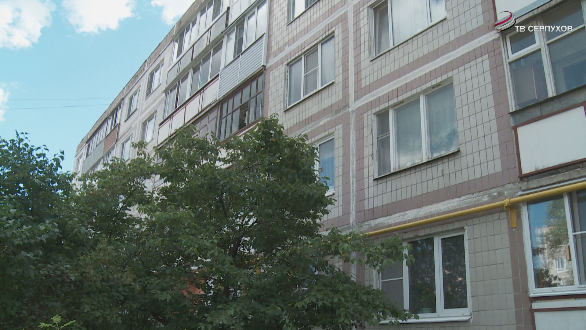 В Серпухове УК «Ремонтник» приступило к ремонту кровли после жалоб жителей