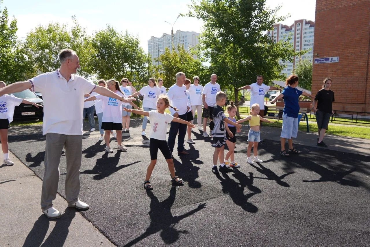 В День физкультурника в Серпухове провели зарядку во дворе