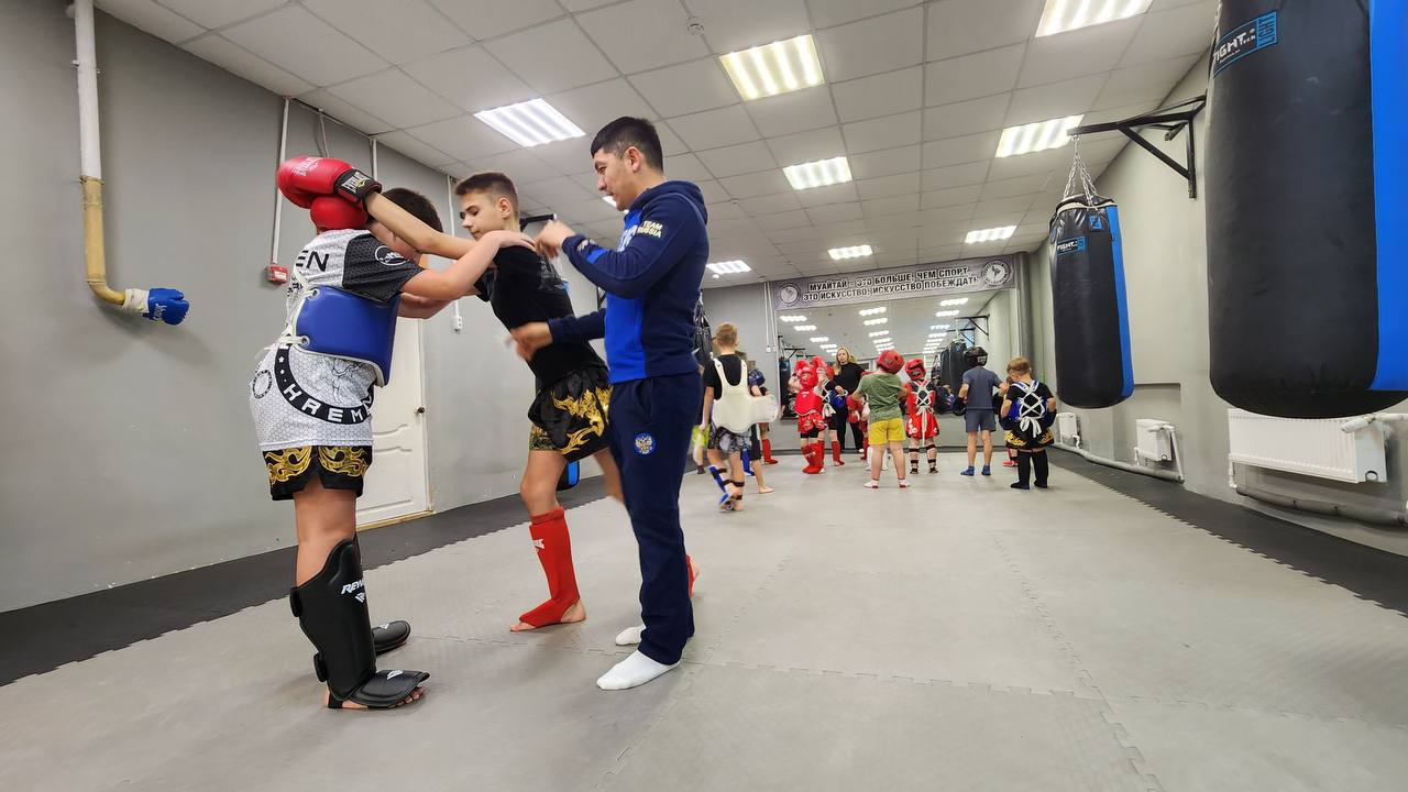 Чемпион мира по тайскому боксу Дильшод Мирзаев тренирует в Протвино детей военнослужащих СВО