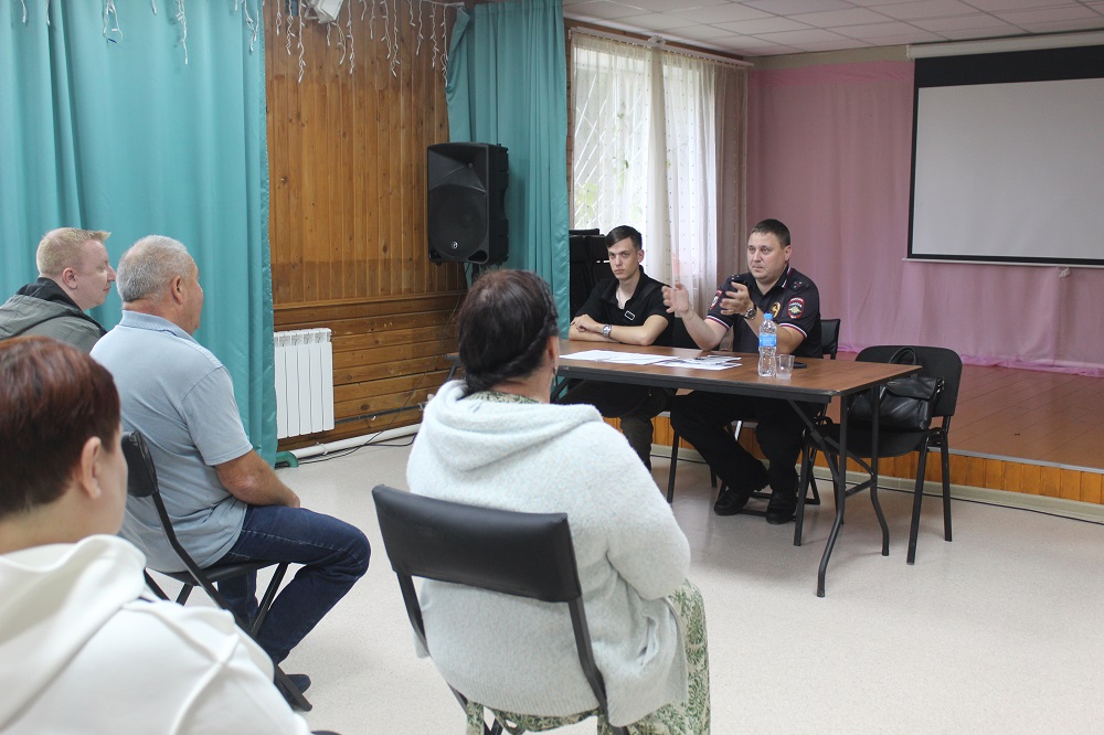 Сотрудники полиции предупредили жителей Серпухова о мошеннических схемах