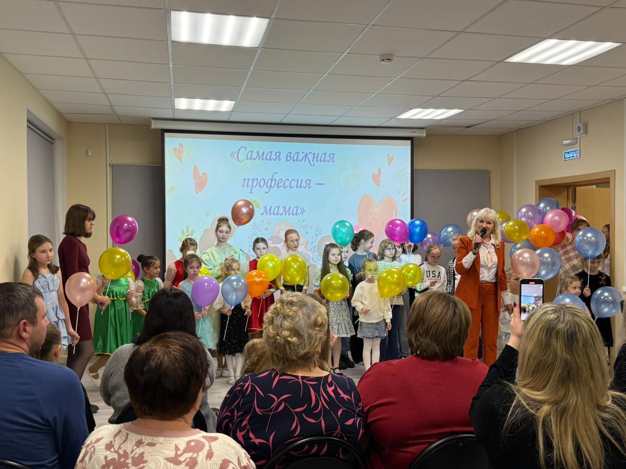 В Центре по профориентации и трудоустройству молодёжи прошёл праздничный концерт, посвящённый Дню матери