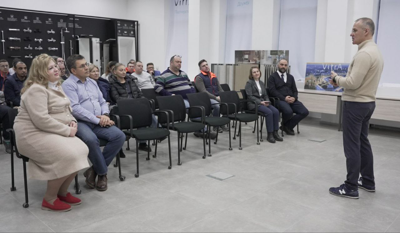 Депутат Госдумы Александр Коган посетил серпуховское предприятие «Витра»