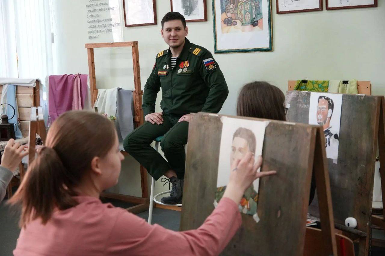 Юные художники Серпухова нарисовали портрет участника СВО