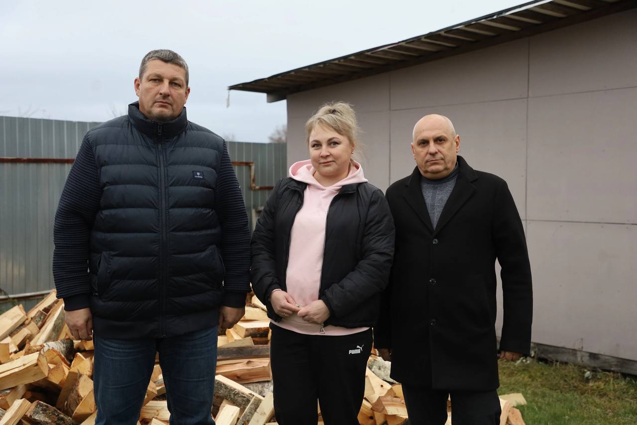 Семье участника СВО в Серпухове помогли заготовить дрова