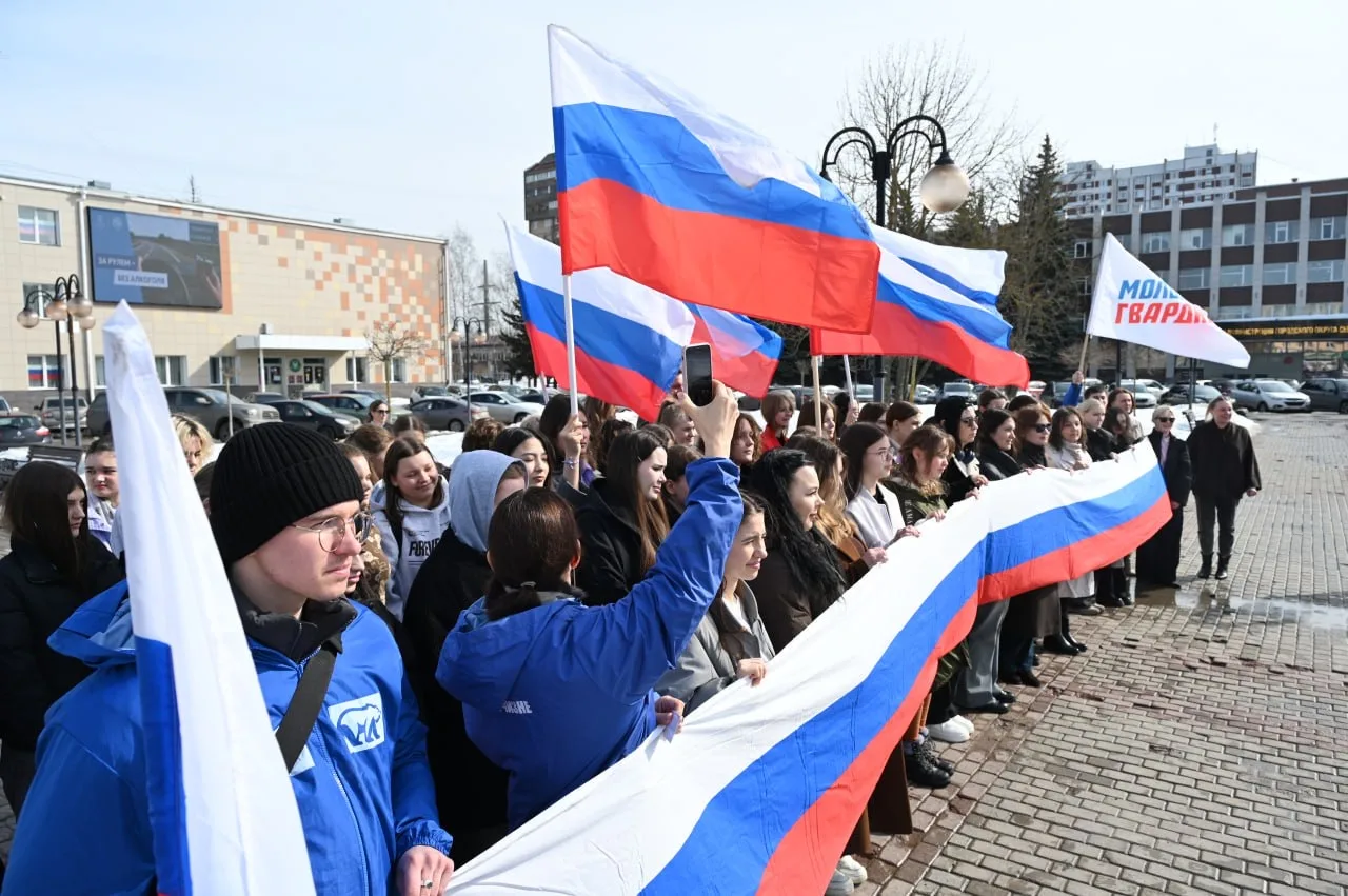 В День воссоединения Крыма с Российской Федерацией на площади Владимира Храброго в Серпухове состоялся патриотический флешмоб