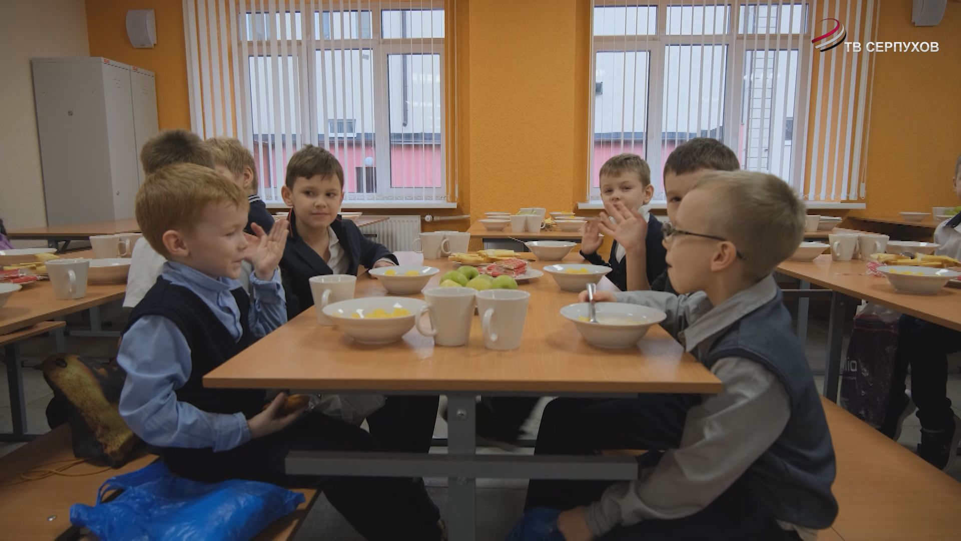 Глава городского округа Серпухов Алексей Шимко проверил качество еды в школе №1