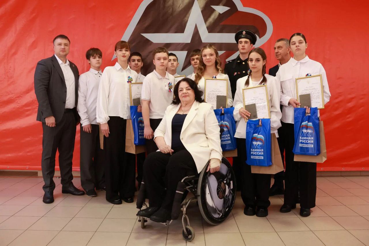 В Серпухове в торжественной обстановке вручили первые паспорта 10 ребятам