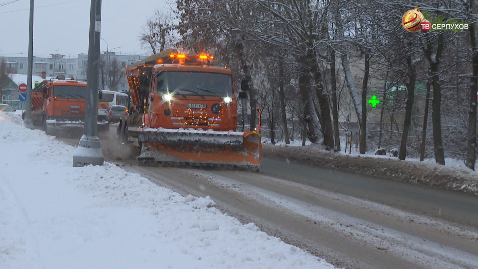 В Серпухове устраняют последствия снегопада