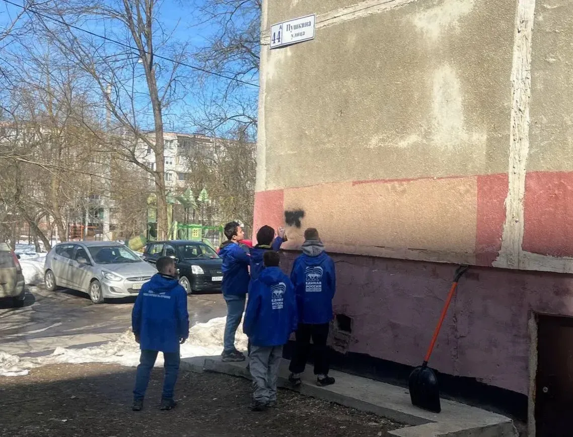 Активисты «Молодой гвардии» провели мероприятие по ликвидации надписей, рекламирующих интернет-магазины по сбыту запрещённых веществ. 