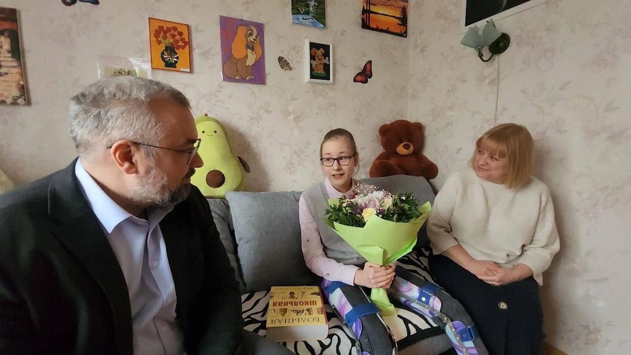 Партийцы поздравили с Днём рождения участницу серпуховского клуба «ПОДАрок» Юлю Гордееву Партийцы поздравили с Днём рождения участницу серпуховского клуба «ПОДАрок» Юлю Гордееву
