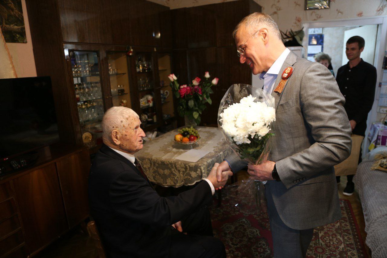 Ветерана Николая Козлова поздравил с 80-летием Победы депутат Госдумы Александр Коган
