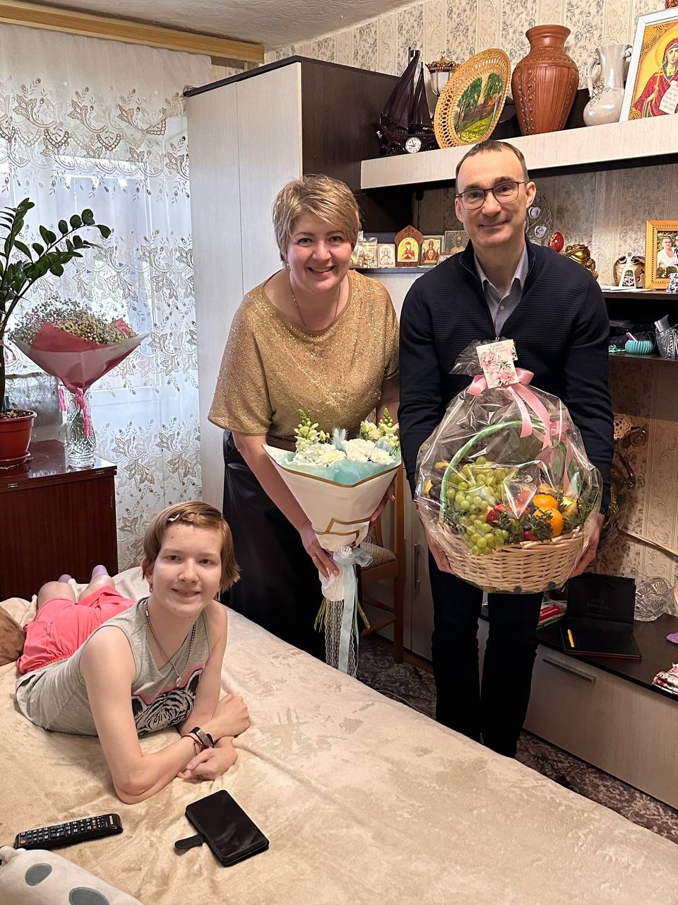 Участницу серпуховского клуба «ПОДАрок» поздравили депутаты, члены фракции «Единая Россия» Участницу серпуховского клуба «ПОДАрок» поздравили депутаты, члены фракции «Единая Россия»