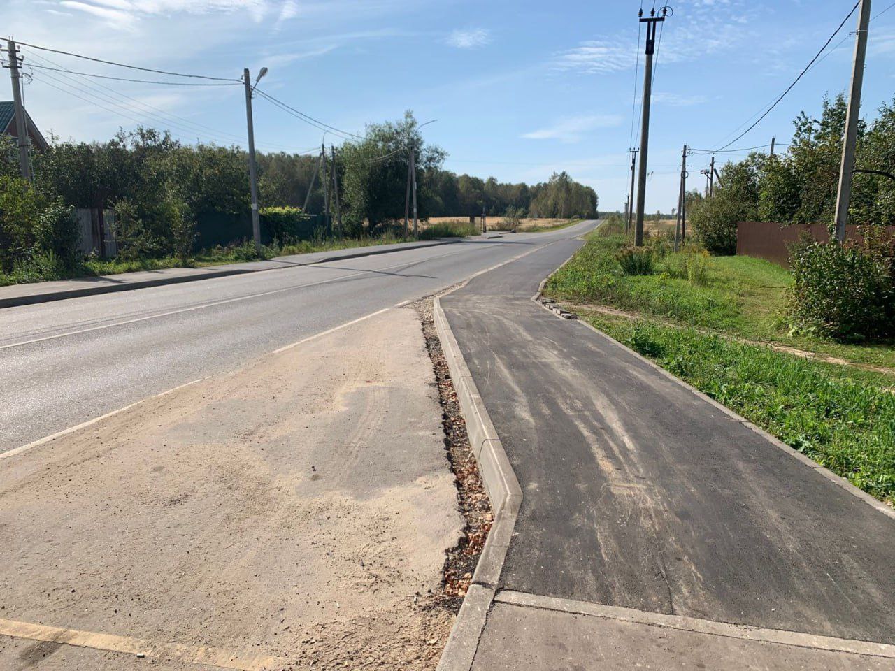 Депутат Госдумы Александр Коган помог в обустройстве тротуара в деревне Новая под Серпуховом