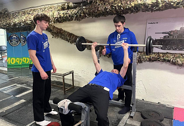 Серпуховская молодёжь состязалась в жиме лежа и перетягивании канаиа