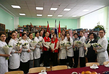 Студенток и преподавателей Серпуховского филиала Московского областного медицинского колледжа поздравили с 8 Марта 