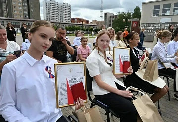 В преддверии Дня государственного флага в Серпухове вручили первые паспорта гражданина РФ 12 серпуховичам