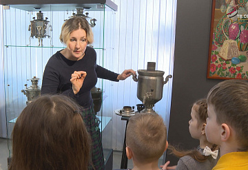 В Серпухове открылась выставка "Дом с самоваром. Живопись и коллекция"