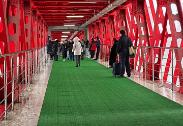 Антискользчщее покрытие укладывают на мосту на железнодорожном вокзале Серпухова