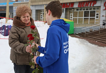 Жительницам Городского округа Серпухов вручили цветы и праздничные открытки 