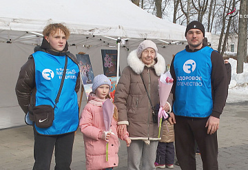 В Серпухове женщин поздравляли с 8 марта на улицах и на рабочих местах