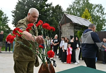 В деревне Дашковка открыли мемориальную доску в честь погибшего участника СВО Владимира Пьяникова с позывным «СЭМ»