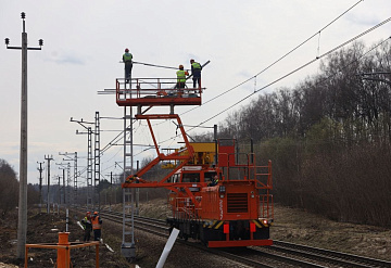 В Серпухове на путепроводе у деревни Лукино начали монтировать первые пролётные строения
