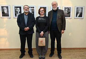 Фотохудожник Евгения Комарова представила авторский проект с портретами современных ученых-философов