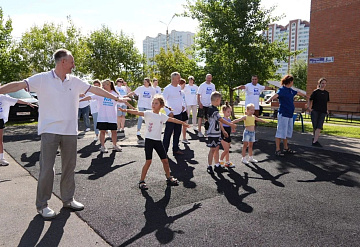 В День физкультурника в Серпухове провели зарядку во дворе