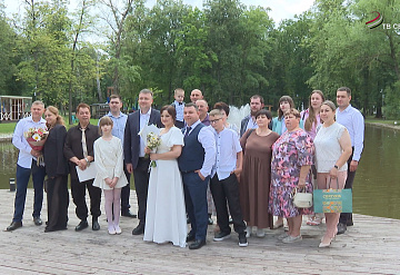 В Серпухове молодоженов в День семьи, любви и верности поздравил глава Алексей Шимко