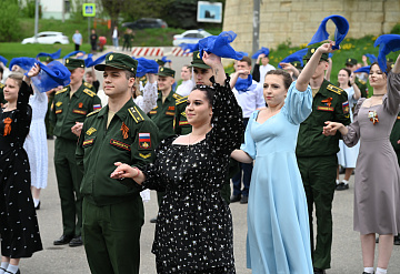 В Серпухове 250 юношей и девушек станцевали вальс под песню «Синий платочек»